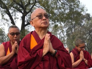 lama-zopa-rinpoche-sarnath-201701-e1521124016181-820x410