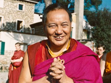 (15250_ng.psd) Lama Yeshe addressing western monks and nuns at Istituto Lama Tsongkhapa, Italy, 1983. Photos donated by Merry Colony.